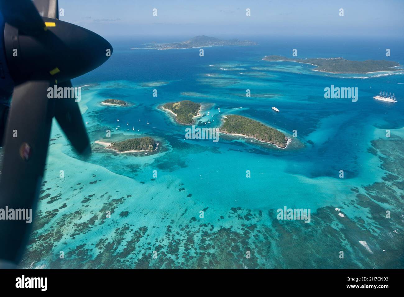Vista de Tobago Cays y la isla Mayreau desde el avión, San Vicente y las Granadinas, Kingstown Foto de stock