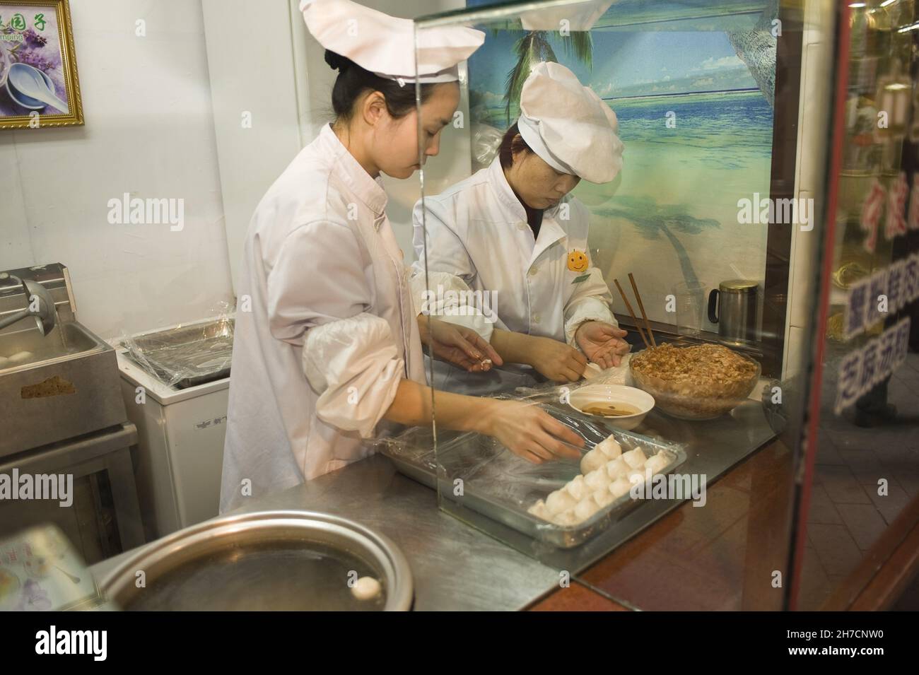 Dos cocineras en el distrito Chenghuang Miao, China, Shanghai Foto de stock