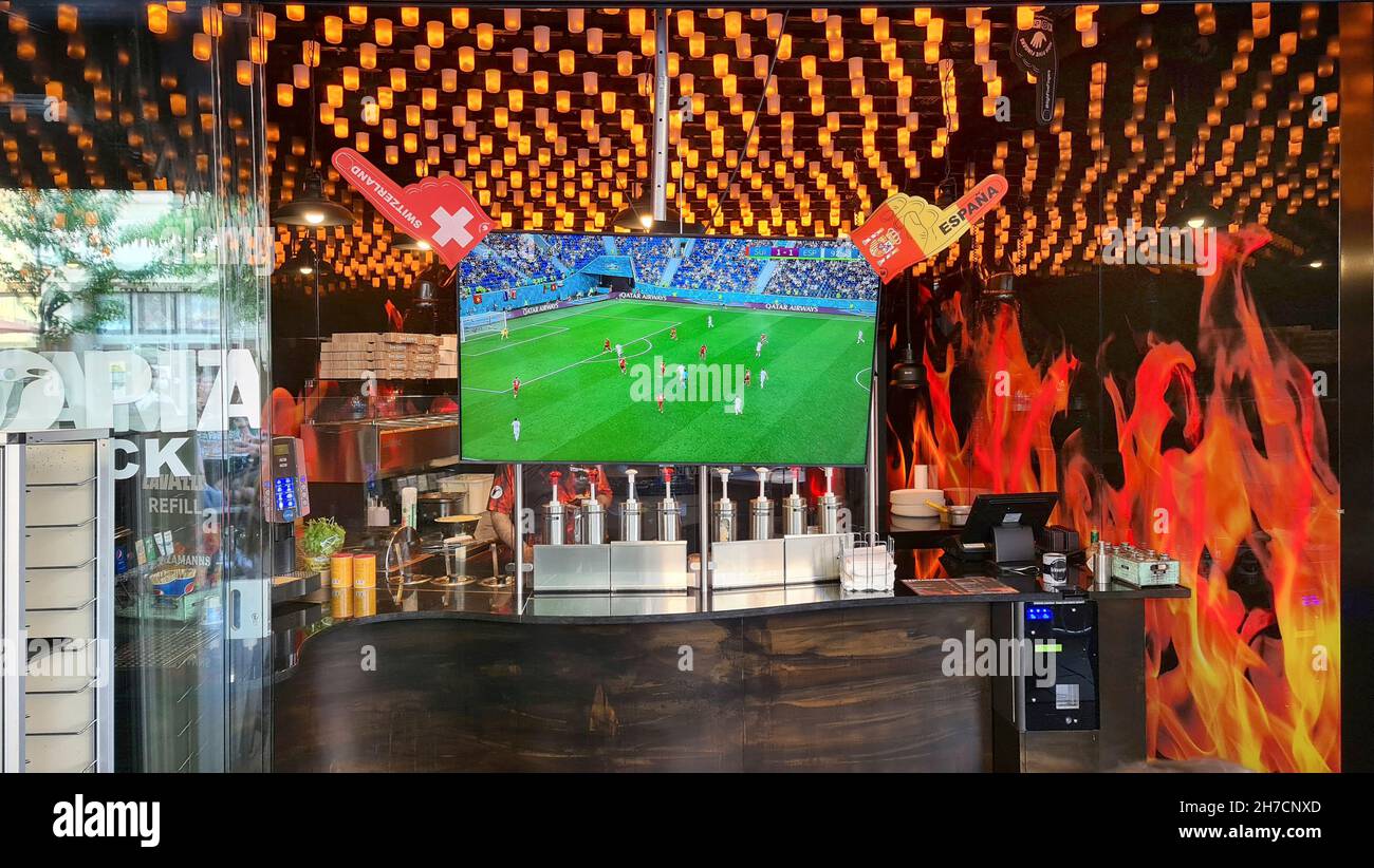 Partido de fútbol en un TV en un pub, Alemania Foto de stock