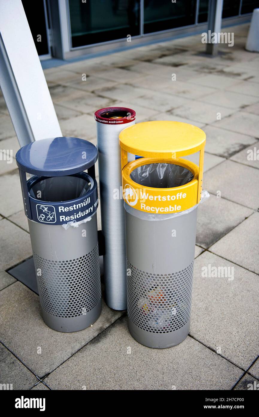 Separación de residuos en un edificio público, Alemania Foto de stock
