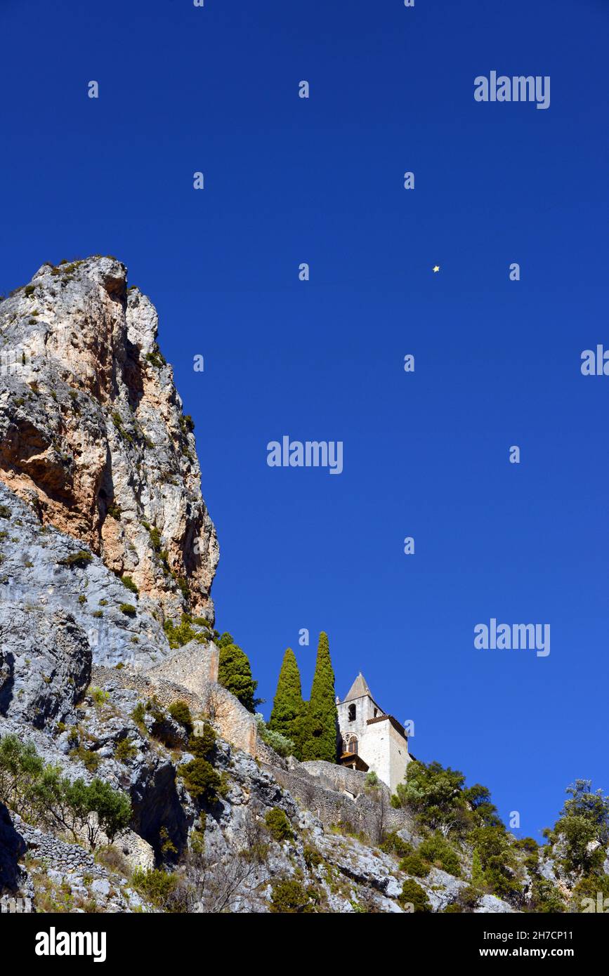 Capilla Notre Dame de Beauvoir y la estrella en el cielo, Francia, Provenza, Alpes de Alta Provenza, Moustiers sainte Marie Foto de stock