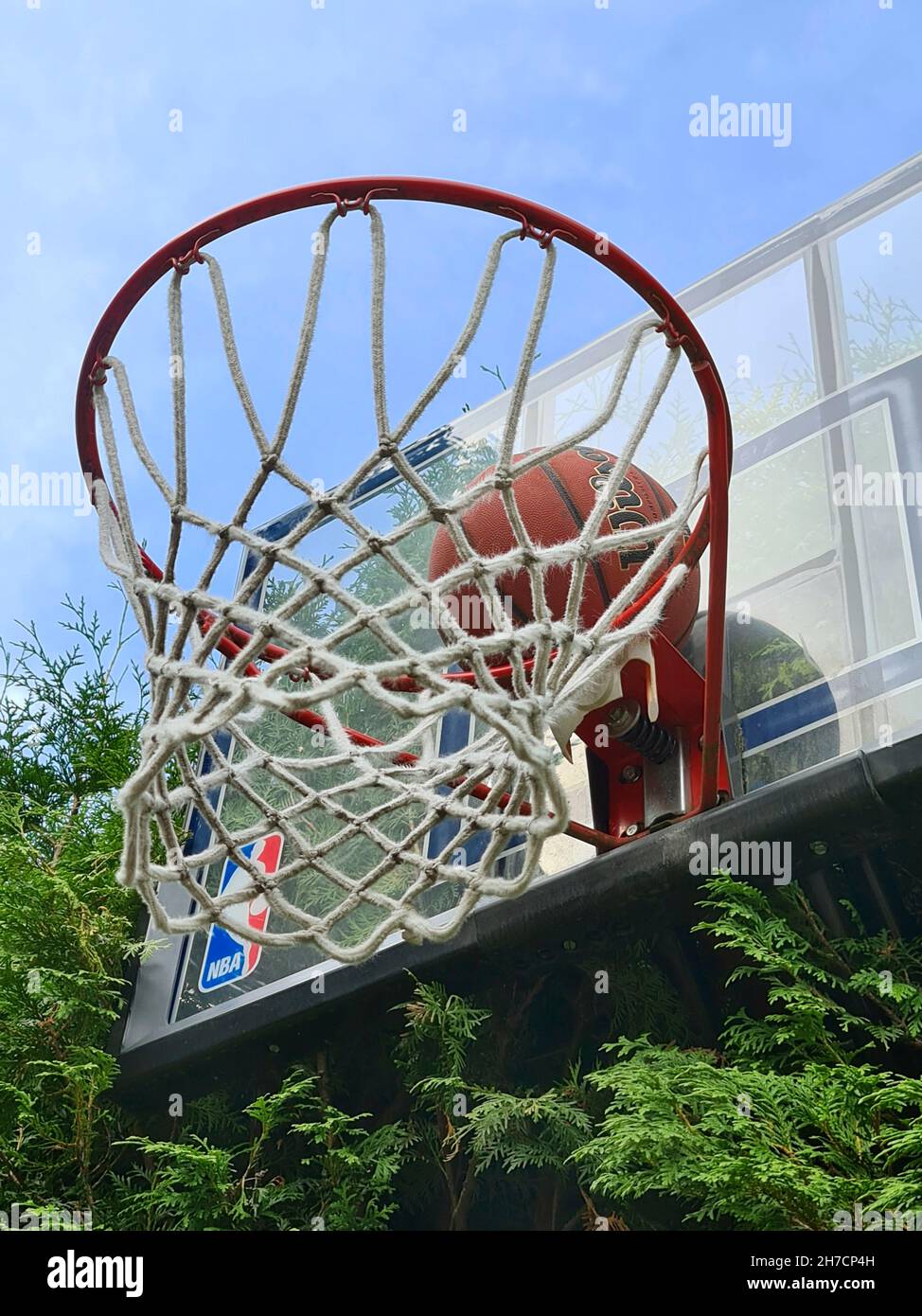 El baloncesto es lanzado en la cesta Foto de stock