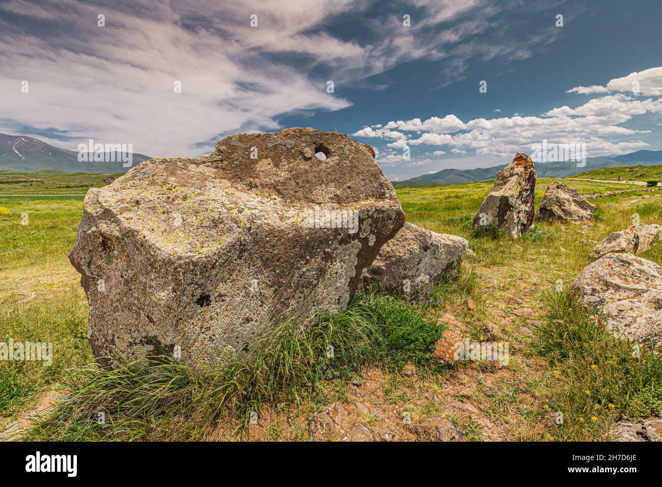Carahunge o Stonehenge armenio - un sitio arqueológico con un propósito oscuro y místico en la antigüedad. Foto de stock