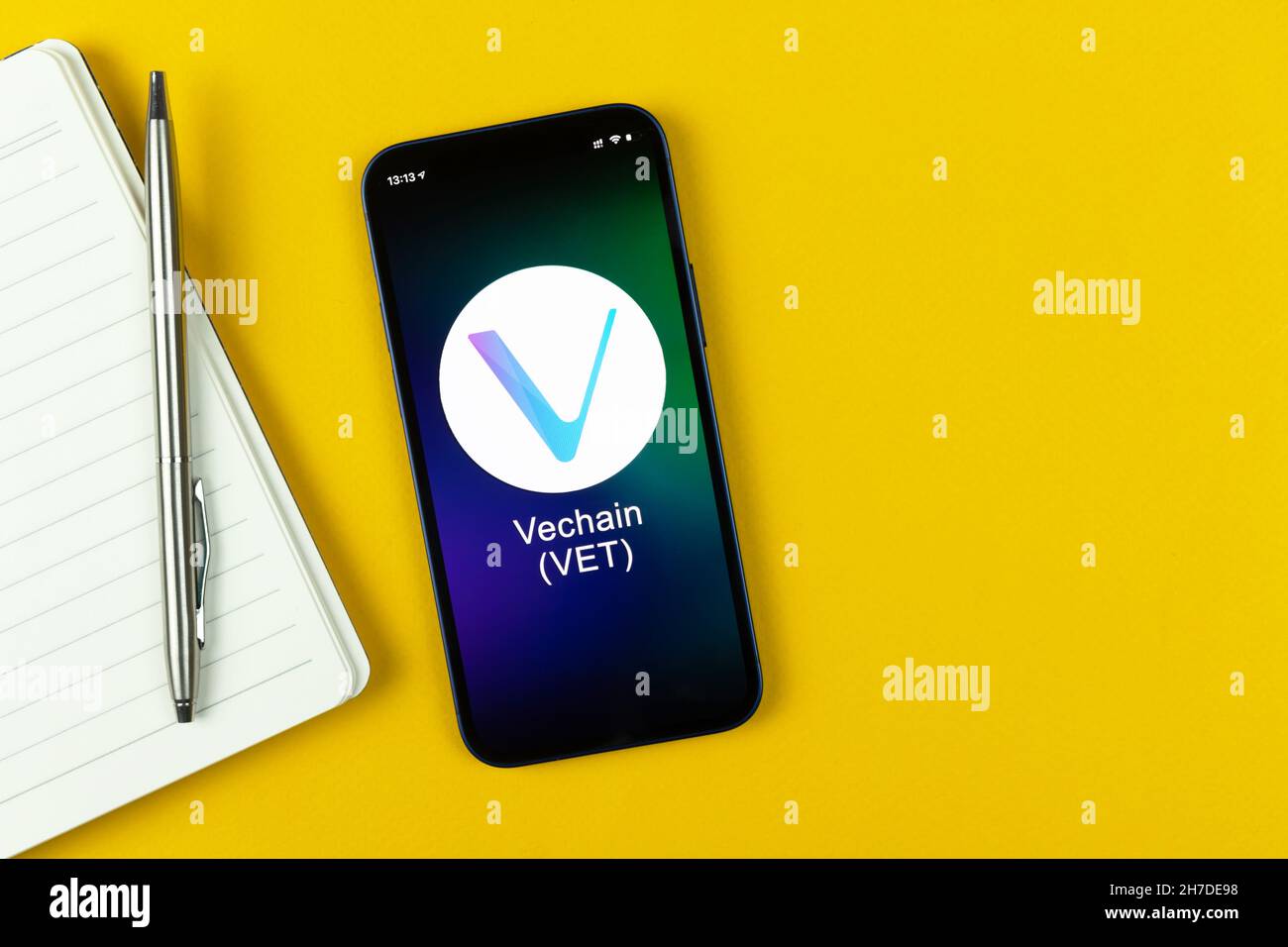 Símbolo Vechain VET. Comercio con criptomoneda, dinero digital y virtual,  banca con concepto de teléfono móvil. Área de trabajo de negocio, vista de  la mesa Fotografía de stock - Alamy