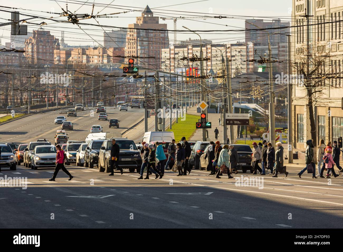 Peatones que cruzan la carretera en la luz del sol de la mañana de otoño en las calles centrales de Tula, Rusia - 23 de octubre de 2021 Foto de stock