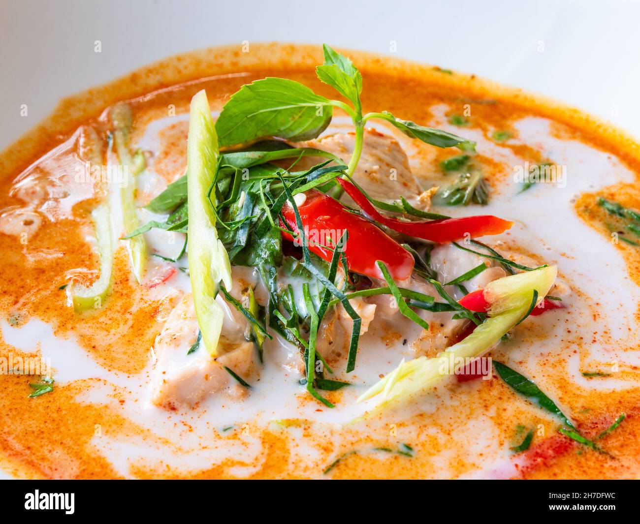 Curry tailandés panaeng con pollo, elaborado con leche de coco, crema de coco, especias, cili, hierbas, etc. Foto de stock