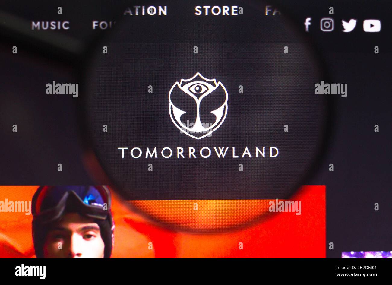 En esta ilustración de la foto, un logotipo de Tomorrowland visto en la  pantalla de una computadora a través de una lupa Fotografía de stock - Alamy