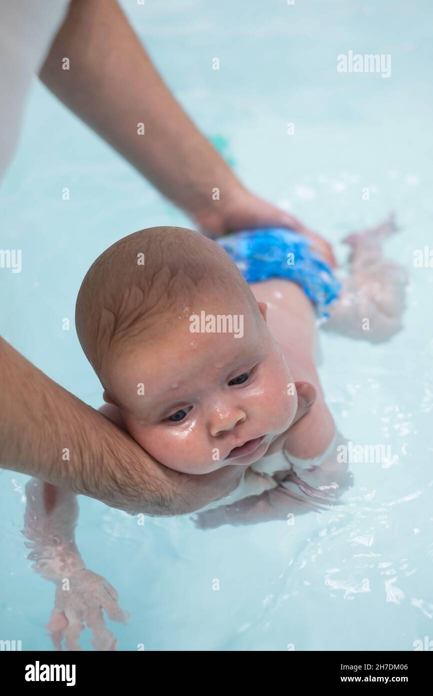 Caucásico 2 meses de ejercicio de bebé en la piscina Fotografía de stock -  Alamy