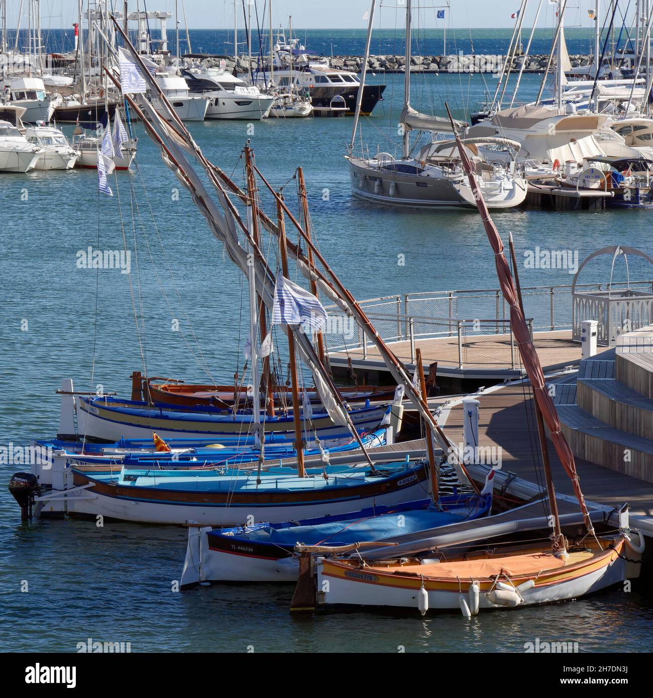 Barcos tradicionales enrejados en Port Fréjus ,Frejús, departamento de Var, Provenza-Alpes-Côte d'Azur ,Francia Foto de stock