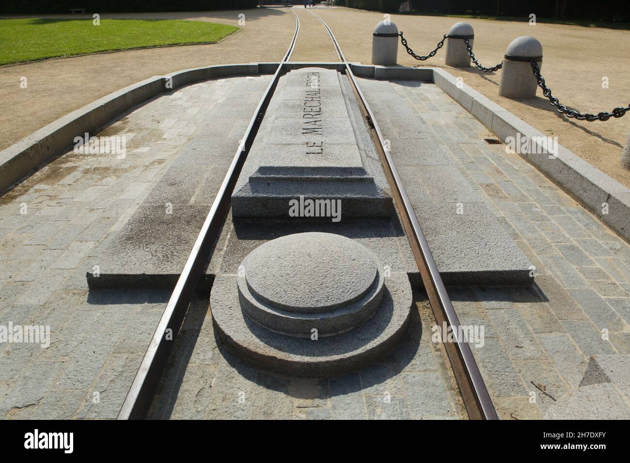 El Glade del Armisticio donde el Armisticio del 11 de noviembre de 1918 que terminó la Primera Guerra Mundial fue firmado en la Selva de Compiègne (Forêt de Compiègne) cerca de Compiègne en Francia. La placa de piedra marca el sitio el transporte ferroviario francés del Mariscal Ferdinand Foch, donde el Armisticio fue firmado el 11 de noviembre de 1918 a las 5:15 a.m. El Armisticio del 22 de junio de 1940, después de que Alemania ganó la Batalla de Francia, también fue firmado en el mismo lugar en el mismo ferrocarril carro. Foto de stock