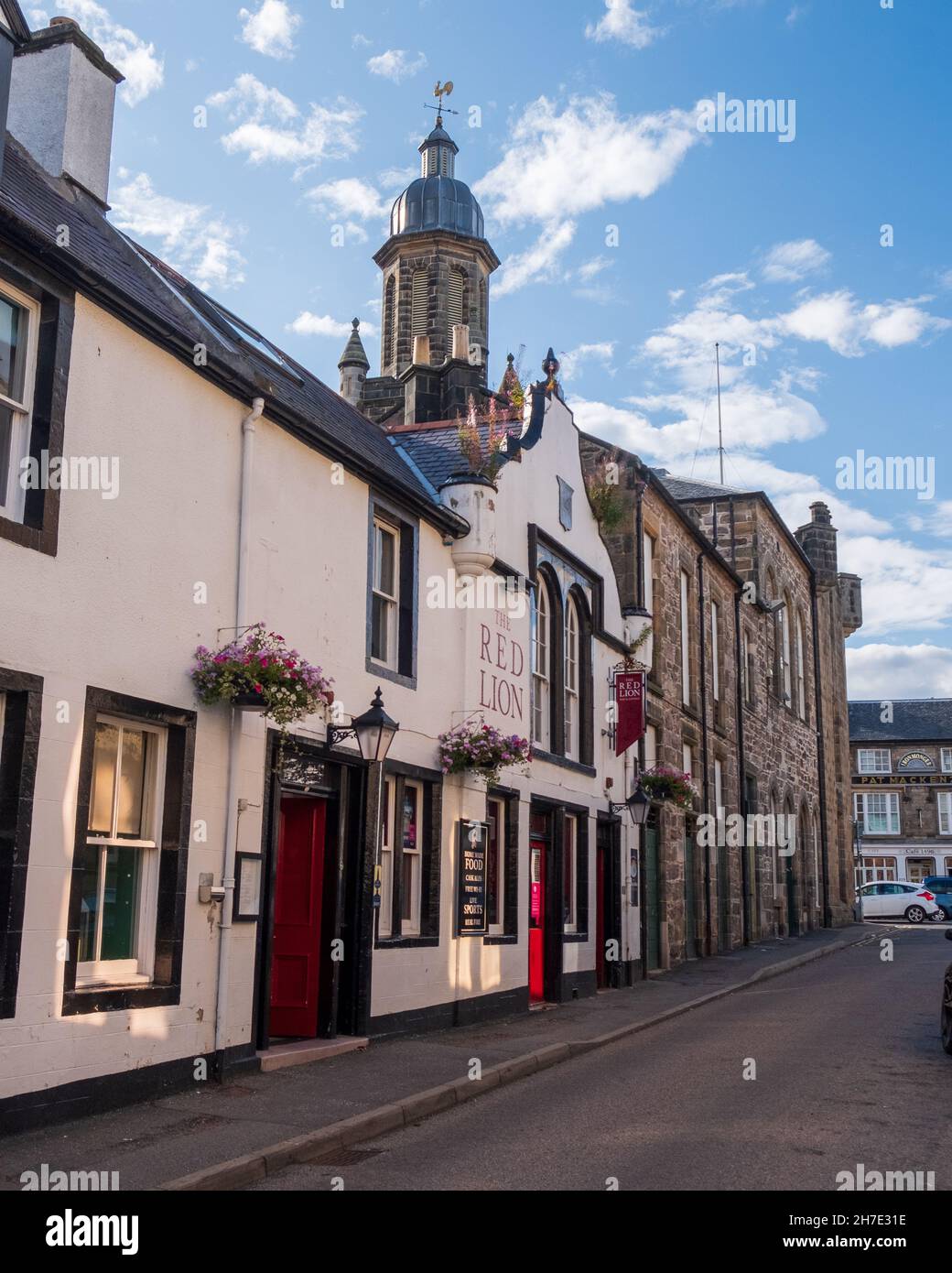 El pub Red Lion en Tolbooth Street en la ciudad de Forres, Moray, Escocia Foto de stock
