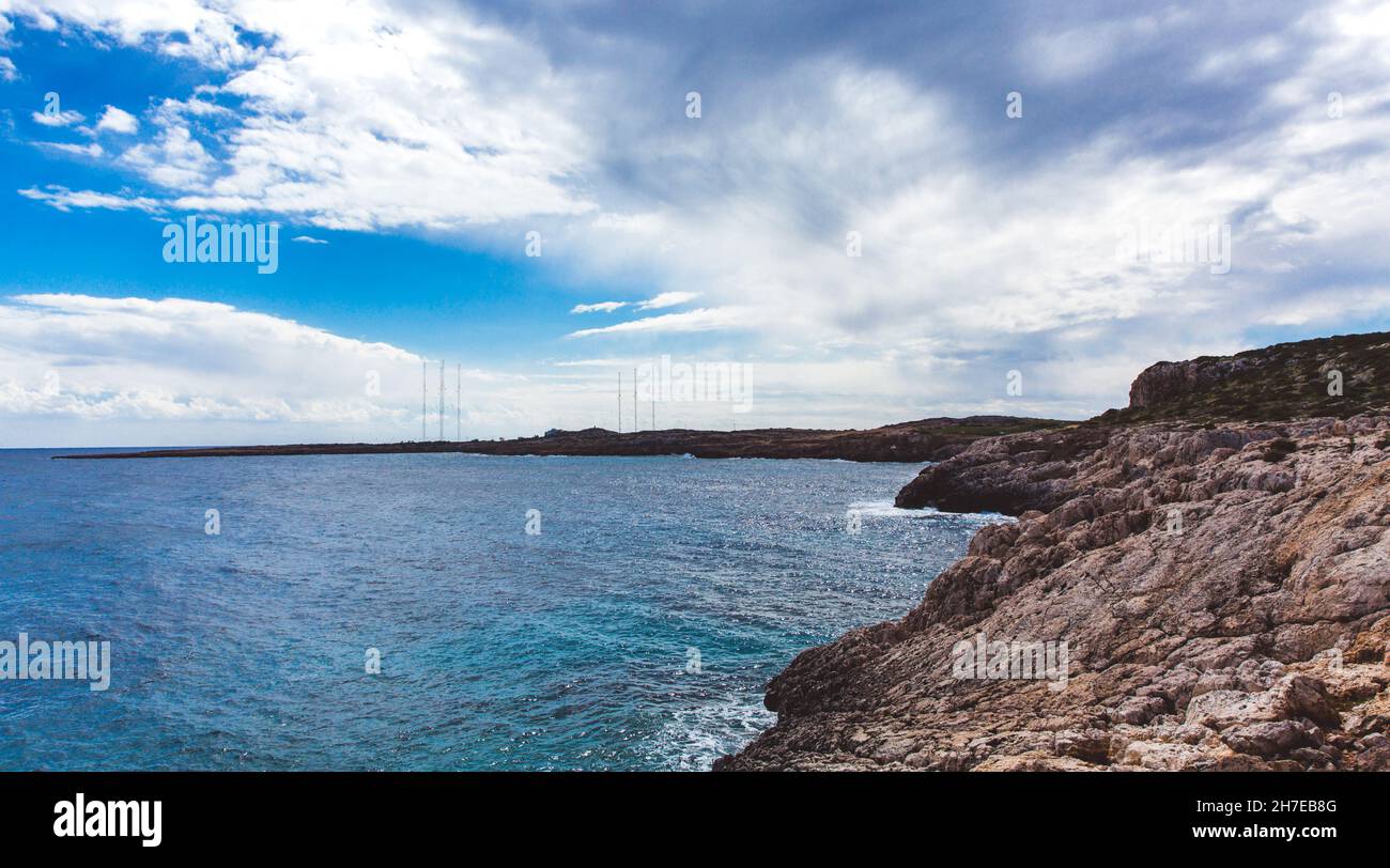 Hermosa orilla del mar en Chipre. Una vista de una orilla del mar en KaVo Greko nenar Aiya Napa, Chipre. Parque Nacional Forestal de Cabo Greco Foto de stock