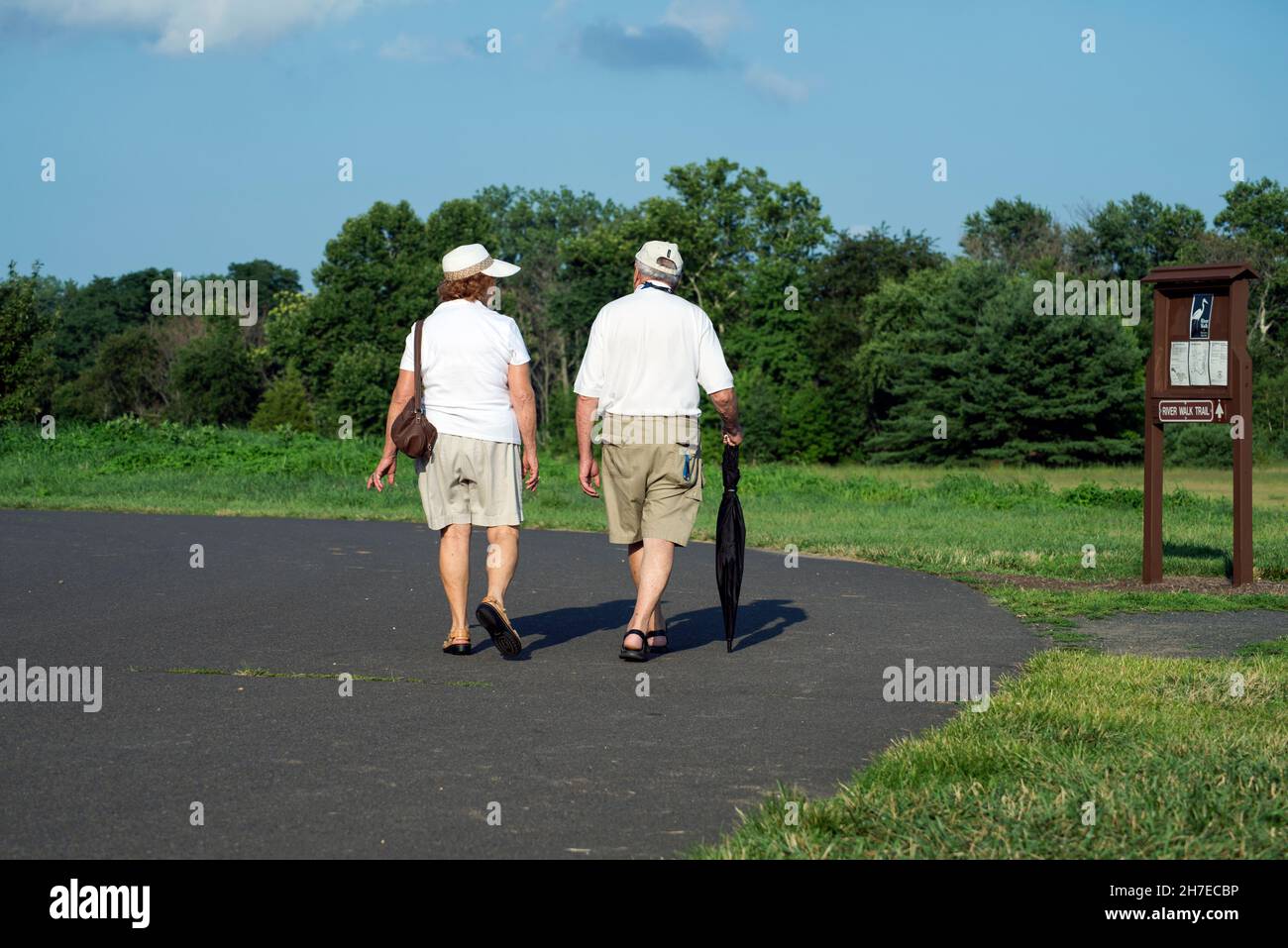 Pareja de ancianos caminando en el parque, Pennsylvania, Estados Unidos Foto de stock