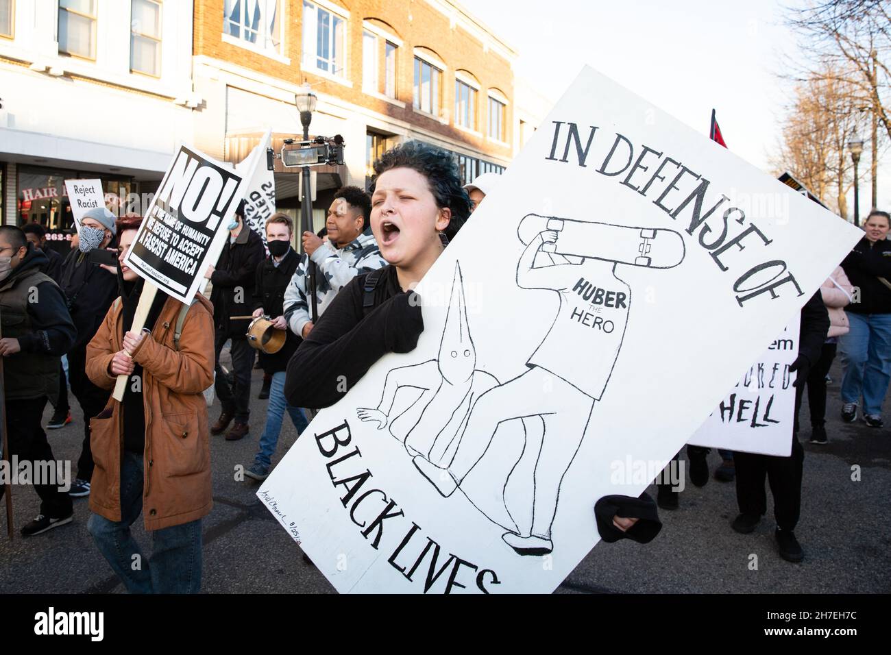Kenosha, Estados Unidos. 21st Nov, 2021. Un manifestante lleva a cabo una lectura de letrero 'en defensa de vidas negras', durante la protesta en Kenosha.Protesters se reunieron en Civic Center Park en Kenosha, Wisconsin para llamar a funcionarios electos y aquellos que apoyan las desigualdades continuas en cómo las comunidades son tratadas por el sistema de justicia criminal. Esto viene en los talones de la absolución de Kyle Rittenhouse. Crédito: SOPA Images Limited/Alamy Live News Foto de stock