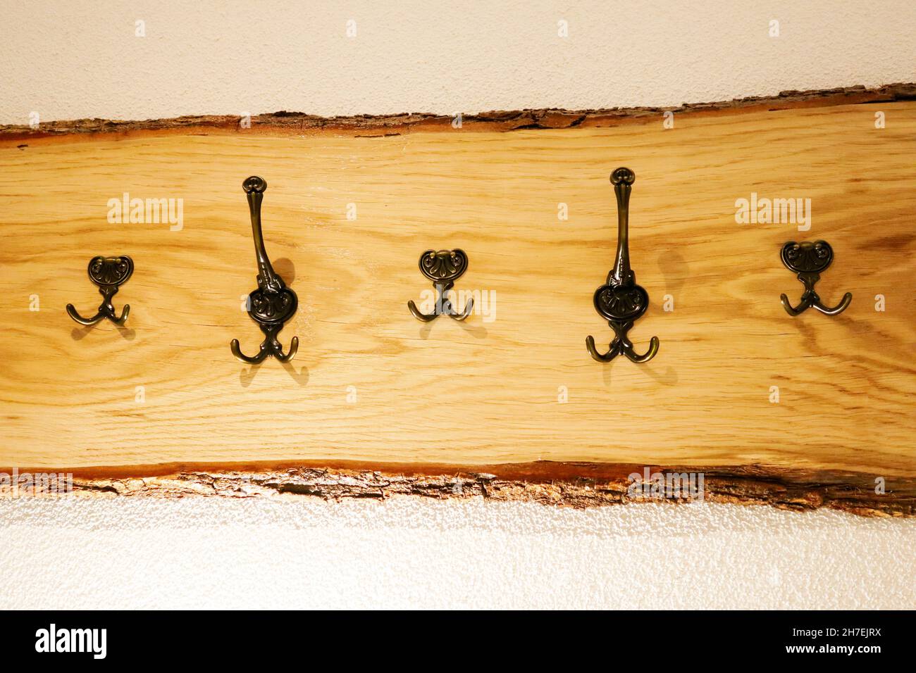 Tendedero de madera con ganchos metálicos negros, bricolaje Foto de stock