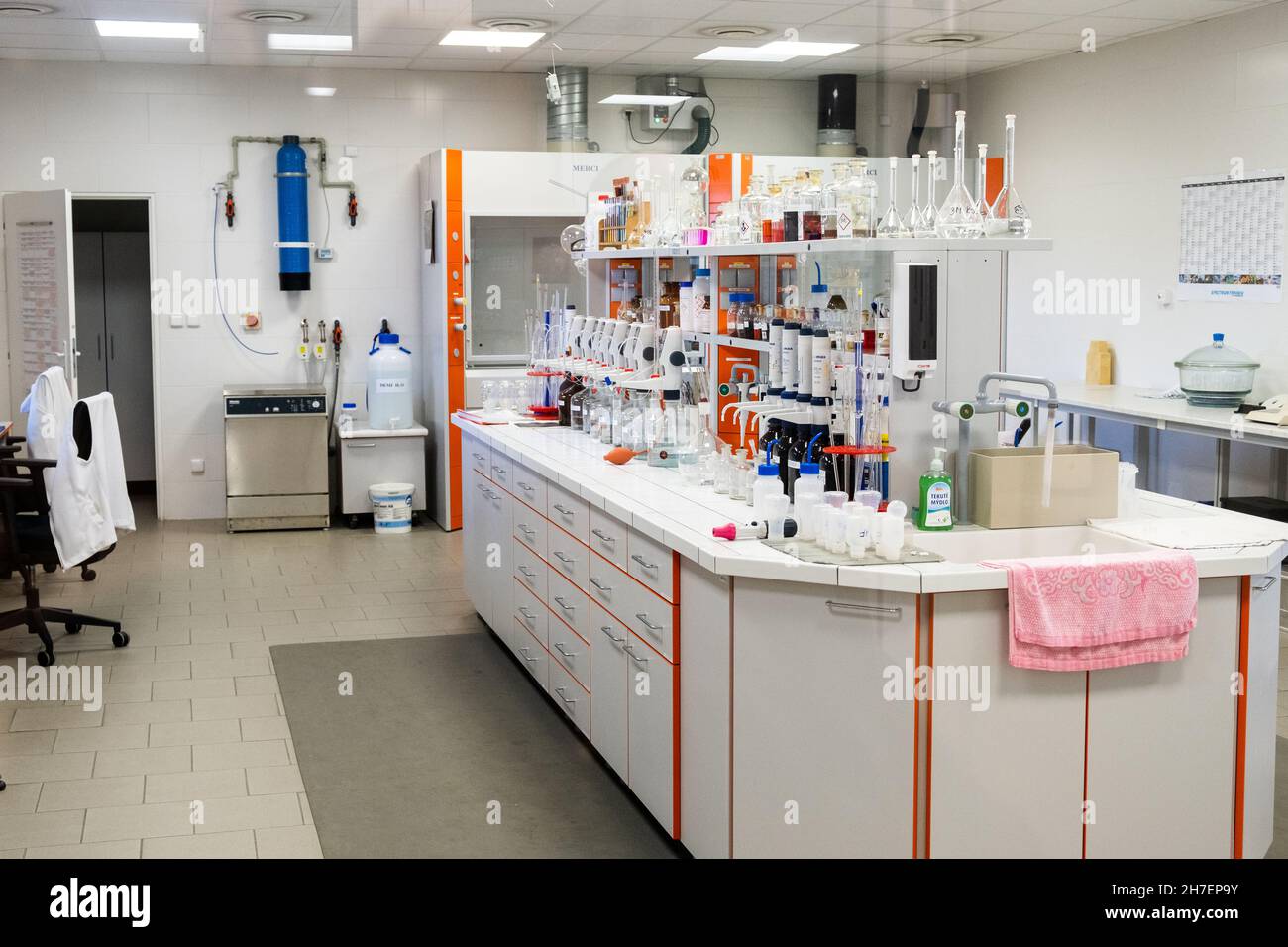 Laboratorio químico bien equipado con vidrio, pipetas, matraces y botellas. El lugar de trabajo para el trabajo de investigación. Noviembre de 2021, Praga, República Checa. Foto de stock