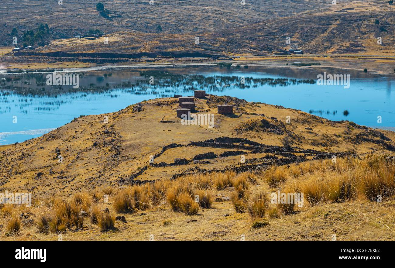 Las tumbas incas o chullpas de Sillustani cerca de Puno, Perú. Foto de stock