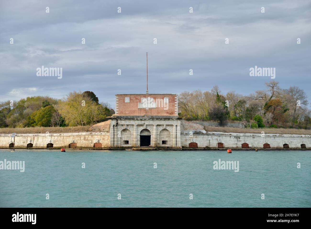Venecia - Forte Sant'Andrea (Fort St. Andrew en Venecia) - Laguna veneciana Foto de stock