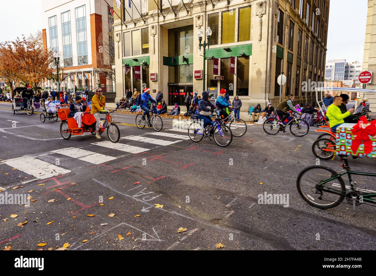 Harrisburg, PA, EE.UU. - 20 de noviembre de 2021: Los ciclistas vestidos  con trajes de fiesta viajan en la anual Harrisburg Holiday Parade  Fotografía de stock - Alamy