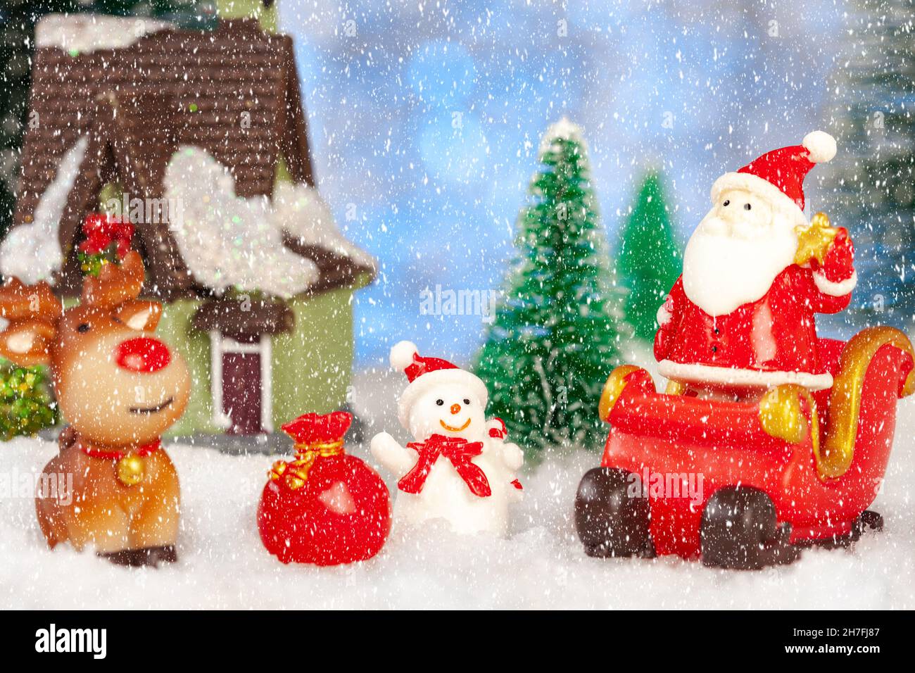 tarjeta de felicitación de año nuevo y navidad, santa claus y renos con regalos en trineo, concepto Foto de stock