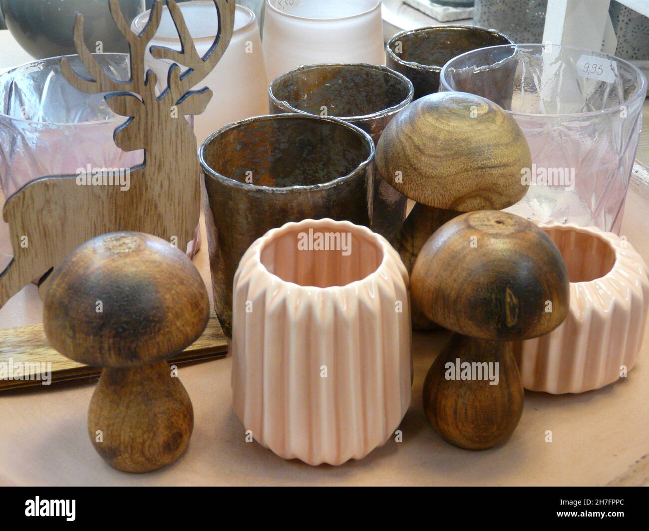 Mesa de comedor con manteles individuales y lugares Fotografía de stock -  Alamy