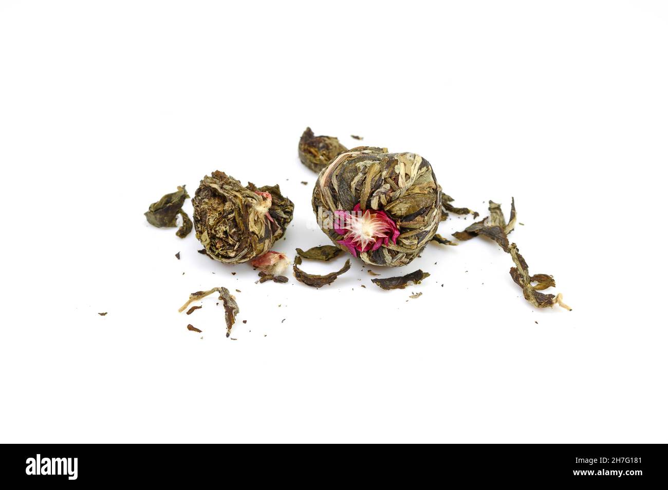 Flores de té secas. Té chino verde flor aromática sobre fondo blanco. Té en flor o té en flor aislado sobre fondo blanco. Foto de stock