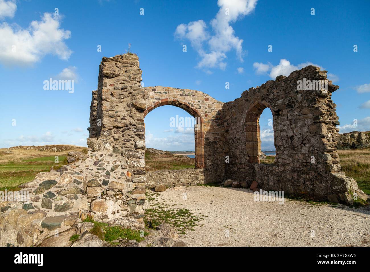 Las ruinas de la iglesia de San Dwynwen en la isla de Llanddwyn, Anglesey, Gales Foto de stock