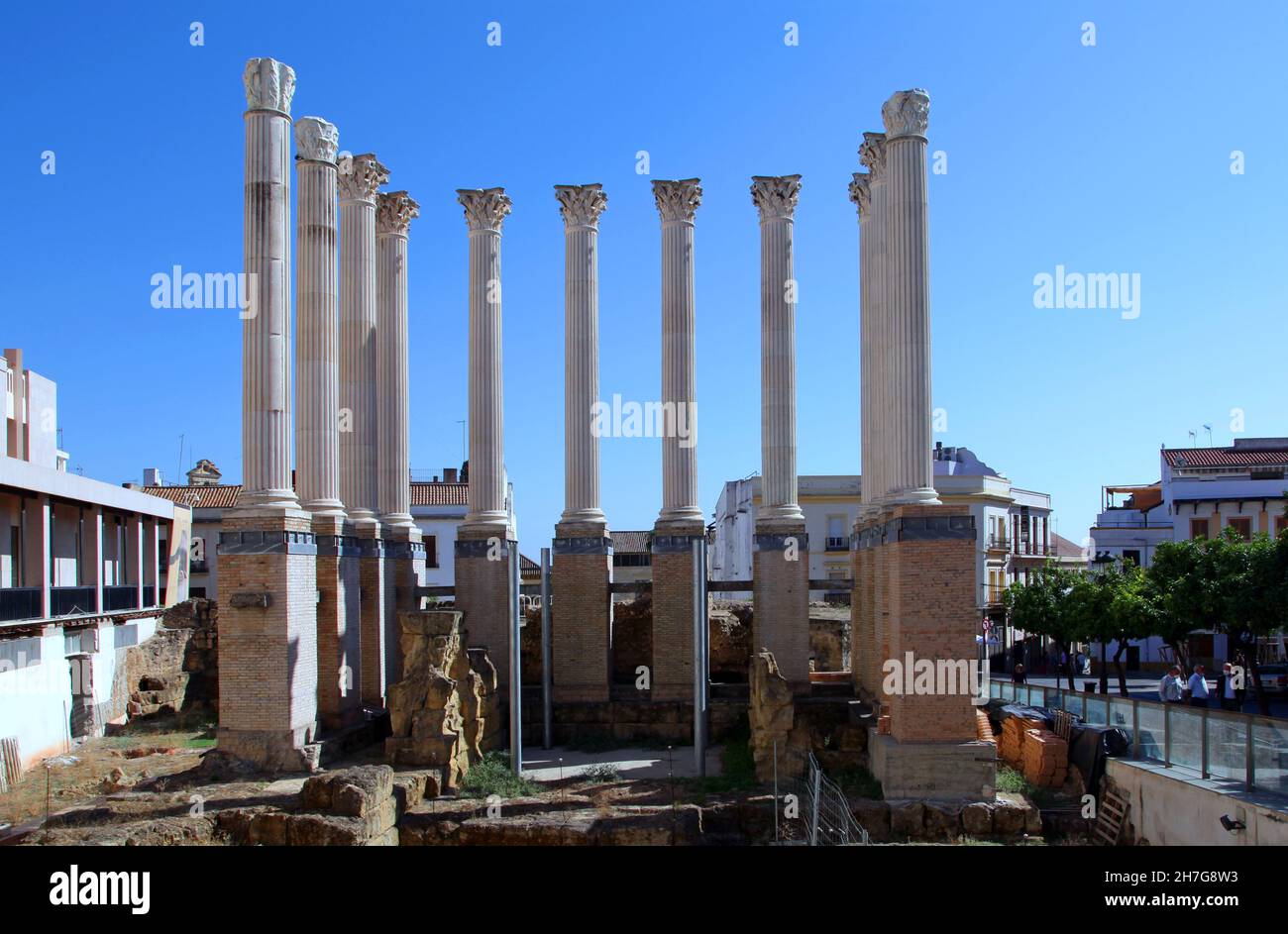 Templo Romano / Templo romano, junto al Ayuntamiento de Córdoba España Foto de stock