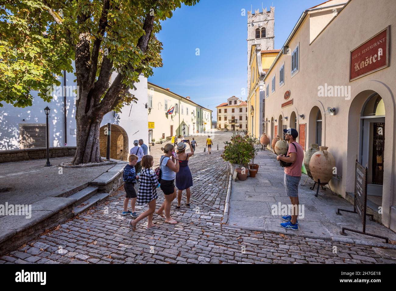 Ciudad vieja de Motovun, turistas fotografiando y explorando el casco antiguo Foto de stock