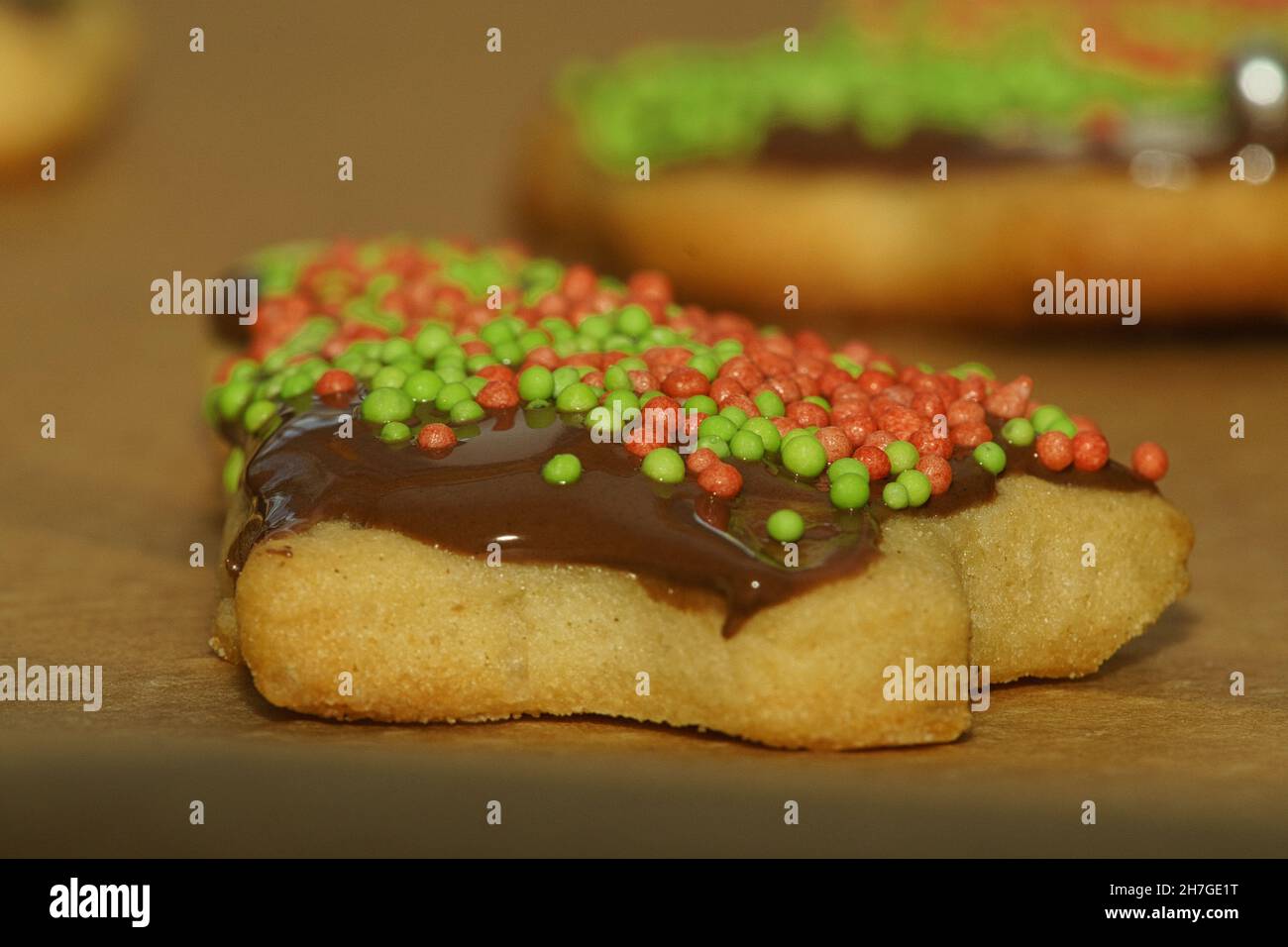 Horneado de galletas durante la temporada de Adviento. Las galletas están decoradas y se comen en Navidad. Foto de stock