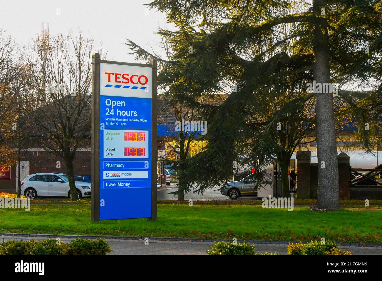 Dorchester, Dorset, Reino Unido. 23rd de noviembre de 2021. Los precios de los combustibles están aumentando de nuevo. El cartel en la gasolinera Tesco en Dorchester, en Dorset, muestra el precio de la gasolina sin plomo en 150,9p por litro y el diesel en 153,9p por litro. Crédito de la foto: Graham Hunt/Alamy Live News Foto de stock