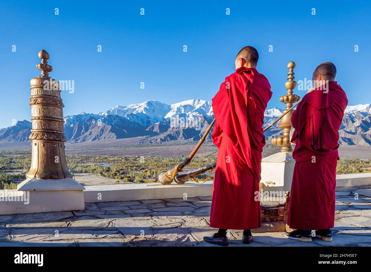 Los monjes budistas tibetanos de soplado bocinas en el monasterio de Tikse (Gompa) Thiksay, Ladakh, en Cachemira, India Foto de stock
