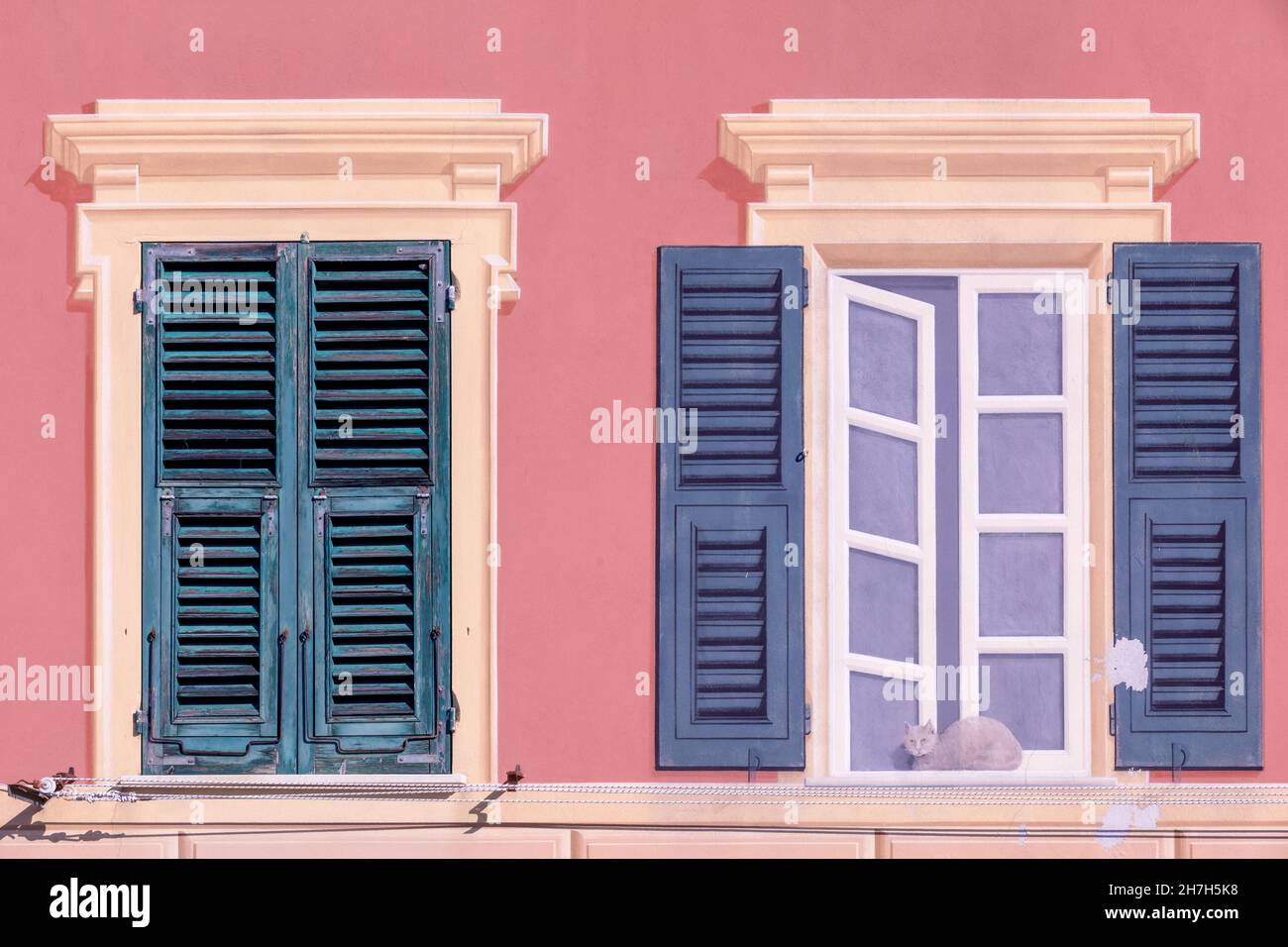 Pintado gato en la fachada de la casa, ventana con obturador, Camogli, Liguria, Italia Foto de stock