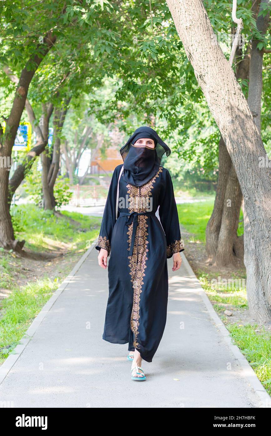 Vestido nacional de mujer árabe camina a lo largo de una ciudad europea  Fotografía de stock - Alamy