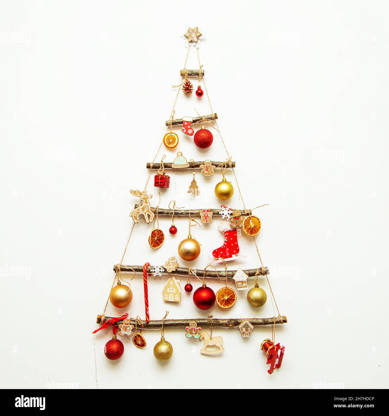 El árbol de Navidad hecho a mano cuelga de una pared blanca. Decoración  alternativa, Navidad ecológica, conciencia cívica Fotografía de stock -  Alamy