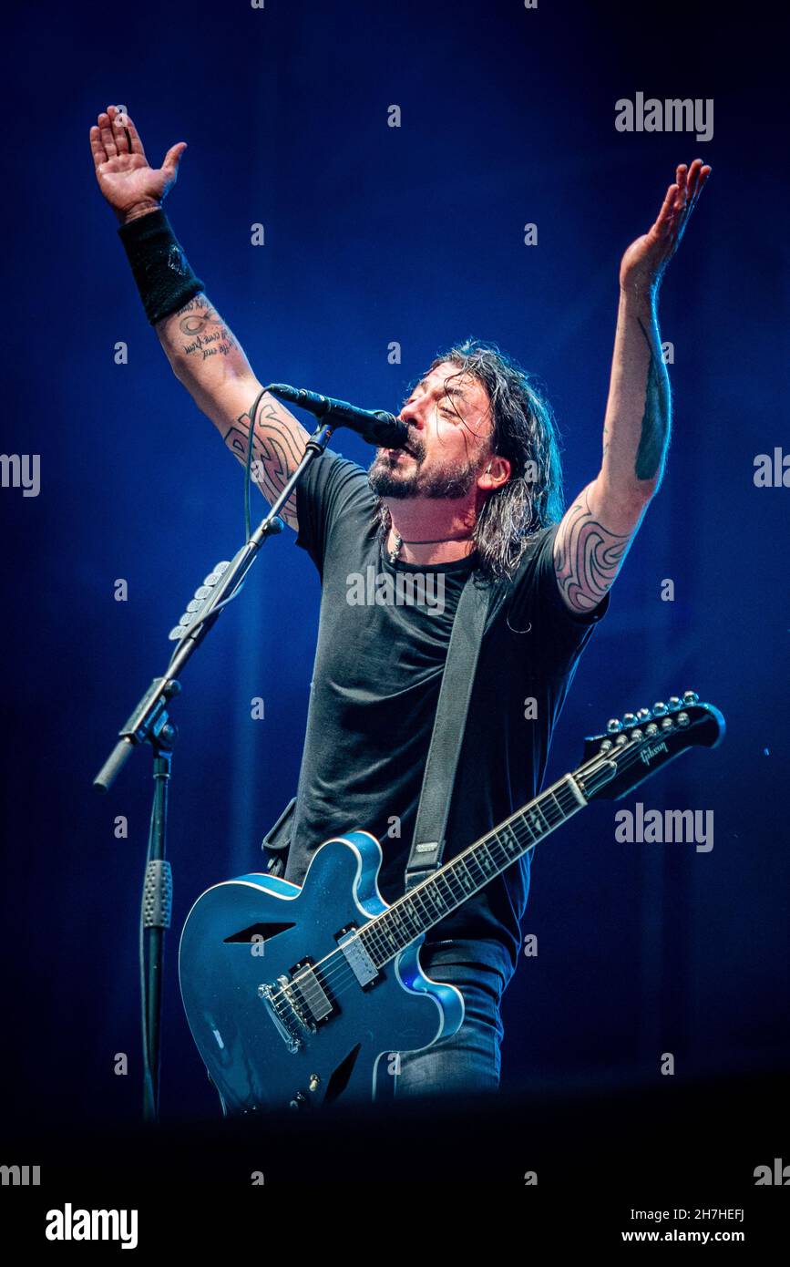 LONDRES, LONDON STADIUM, JUNIO DE 23rd 2018: Dave Grohl, guitarrista,  cantante y fundador de la banda estadounidense Foo Fighters, tocando en  directo en el escenario para la gira mundial “Concrete and Gold”