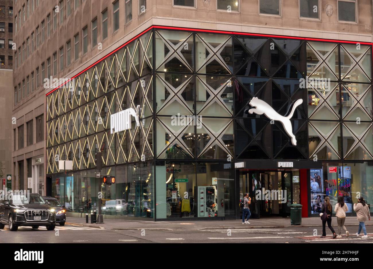 Neuropatía Anestésico Animado Tienda Puma en la avenida 5th en Manhattan, Nueva York Fotografía de stock  - Alamy