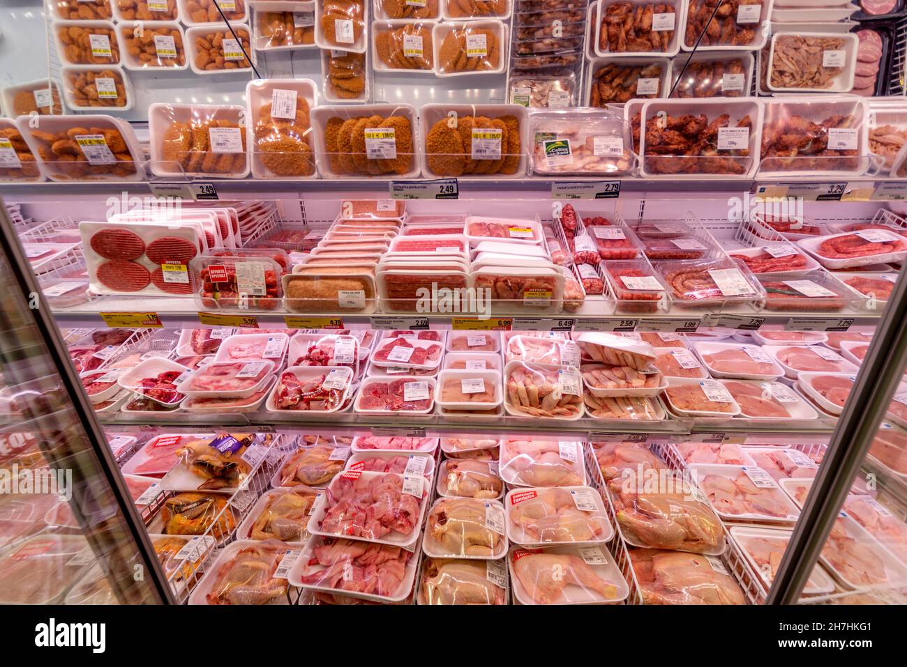Fossano, Italia - 24 de octubre de 2021: descripción general sobre el compartimento frigorífico de la carne envasada de diferentes tipos en el supermercado italiano Foto de stock
