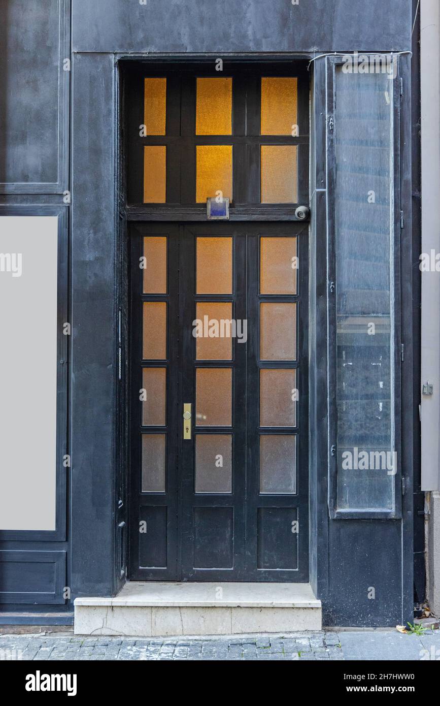Gran puerta negra con entrada a la calle del edificio de cristal Fotografía  de stock - Alamy