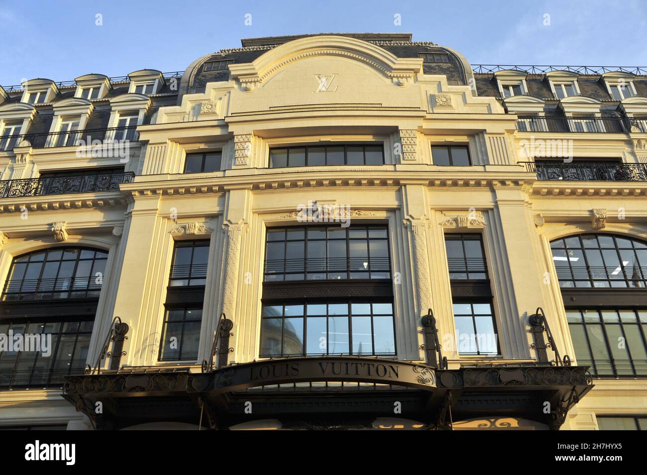 FRANCIA. PARÍS (75) 1ST DISTRITO. RUE DU PONT NEUF. LA SEDE DE LA EMPRESA LOUIS  VUITTON (LVMH) DE BERNARD ARNAULT Fotografía de stock - Alamy