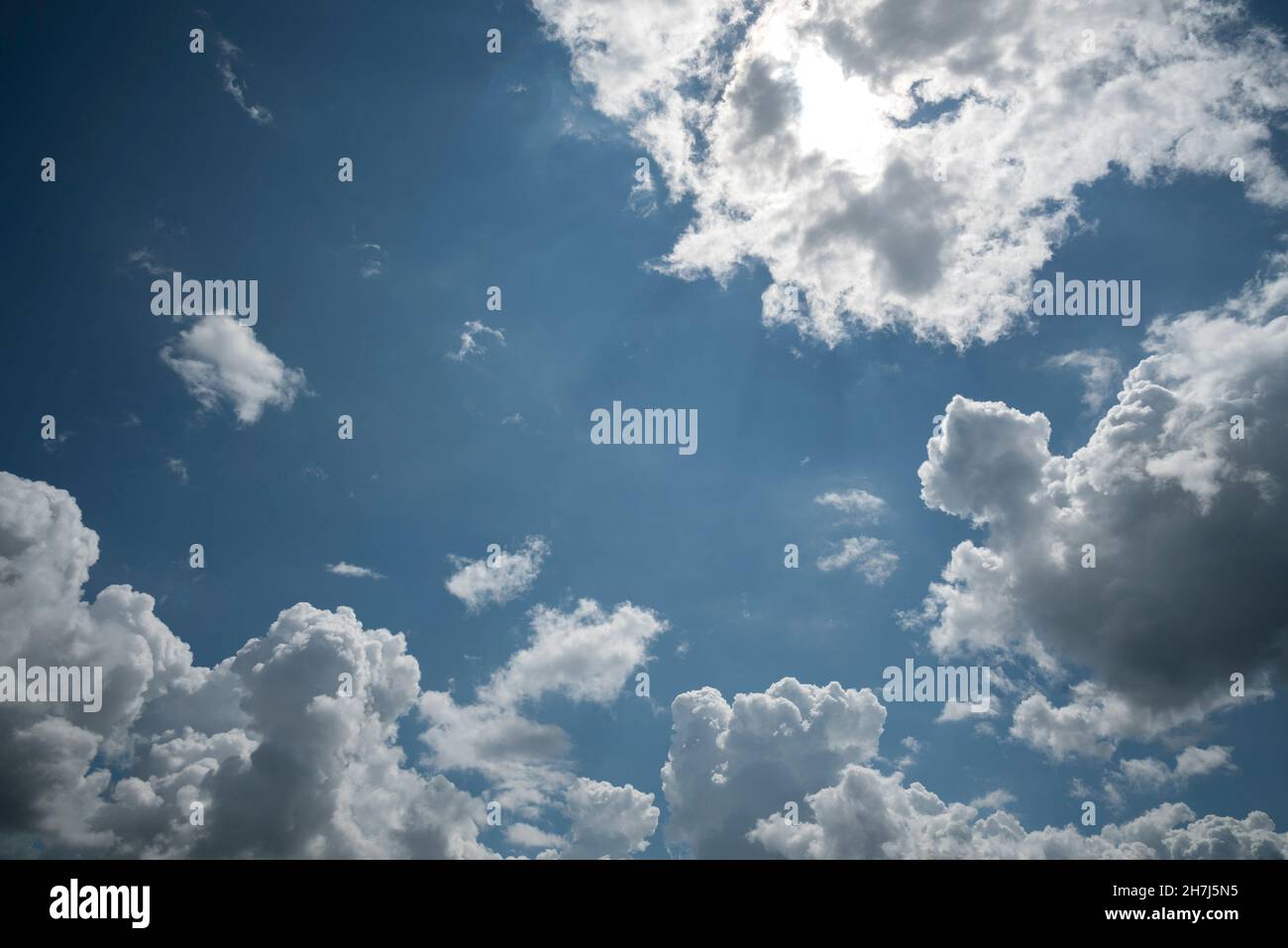 Hermosas formaciones de nubes por la tarde sobre la ciudad de Alachua, en el norte de Florida. Foto de stock