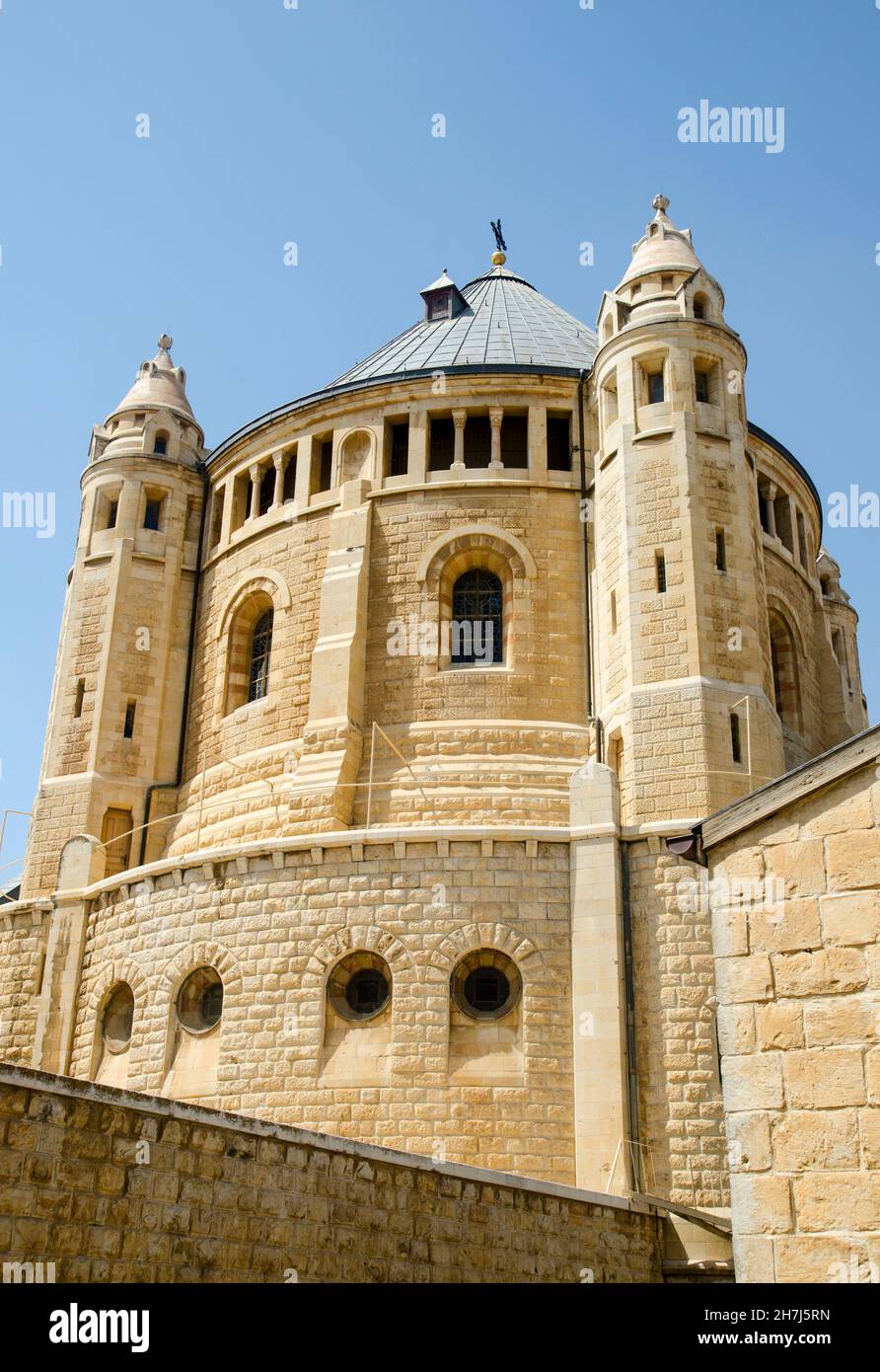 Casas antiguas arquitectura en Jerusalén, Israel. Castillo con torres y  paredes de ladrillos Fotografía de stock - Alamy