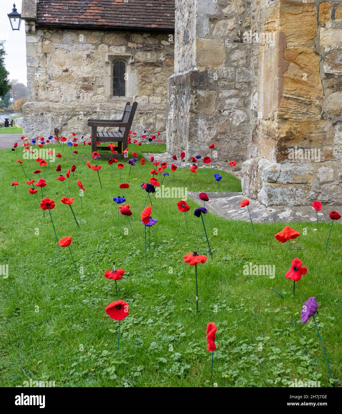 Amapolas tejidas adornan la iglesia de Biddenden en Kent como parte de las conmemoraciones del domingo de recuerdo y del día del armisticio en el Reino Unido Foto de stock