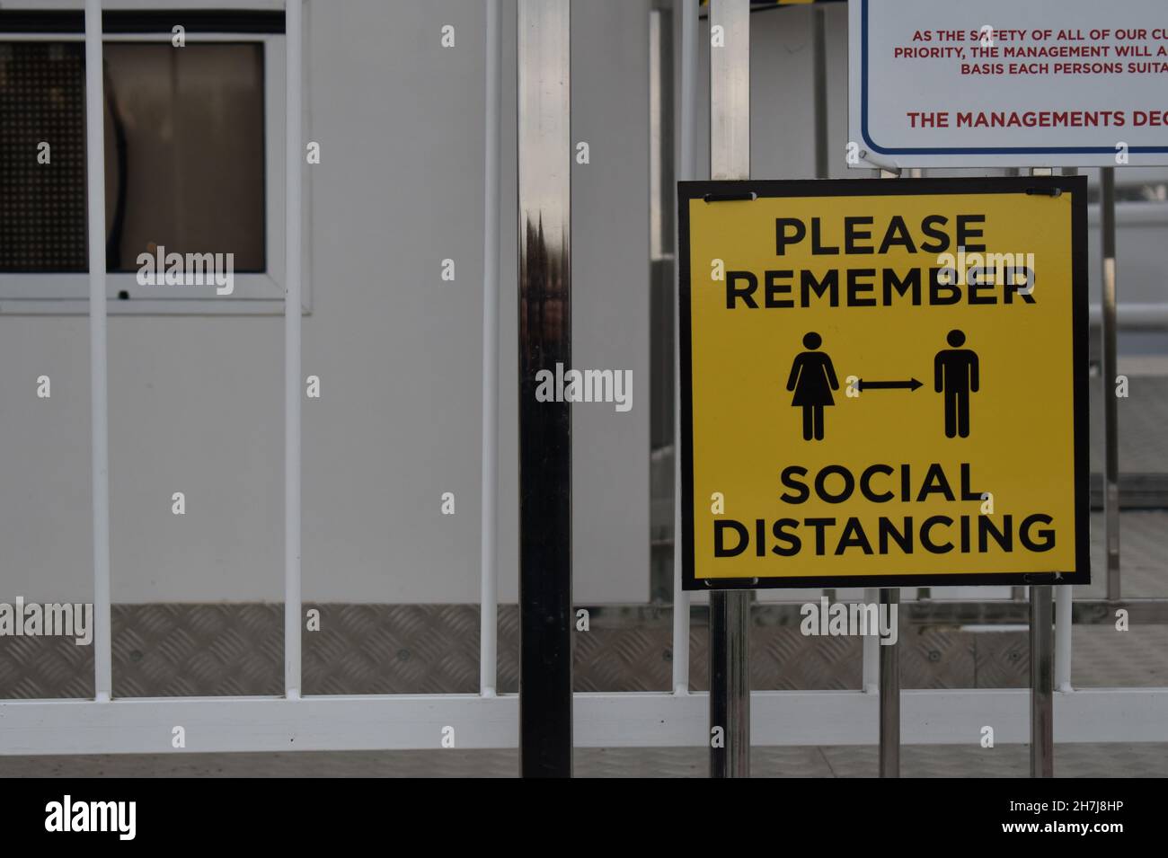 Signo de distanciamiento social con copyspace en la Rueda de Observación Willen, Milton Keynes. Foto de stock