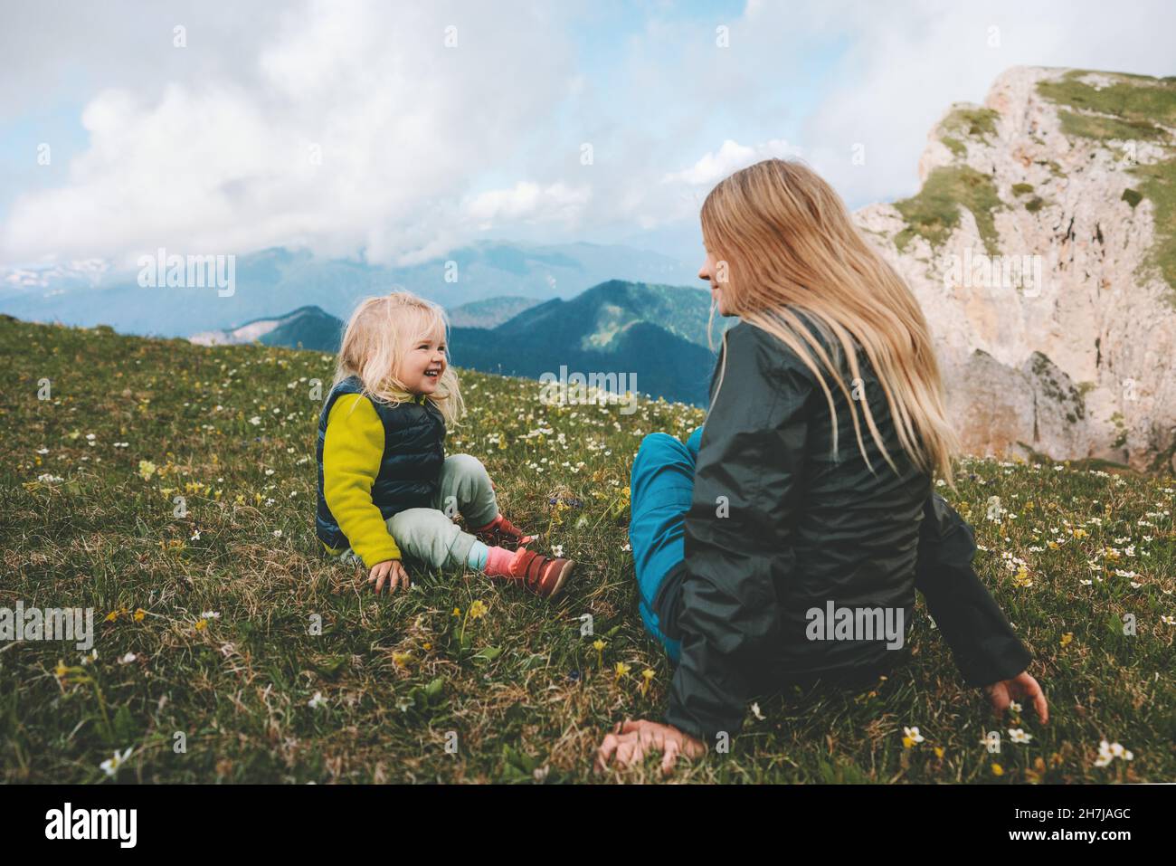 Familia madre e hija viajando en las montañas camping vacaciones al aire libre estilo de vida saludable juntos Foto de stock