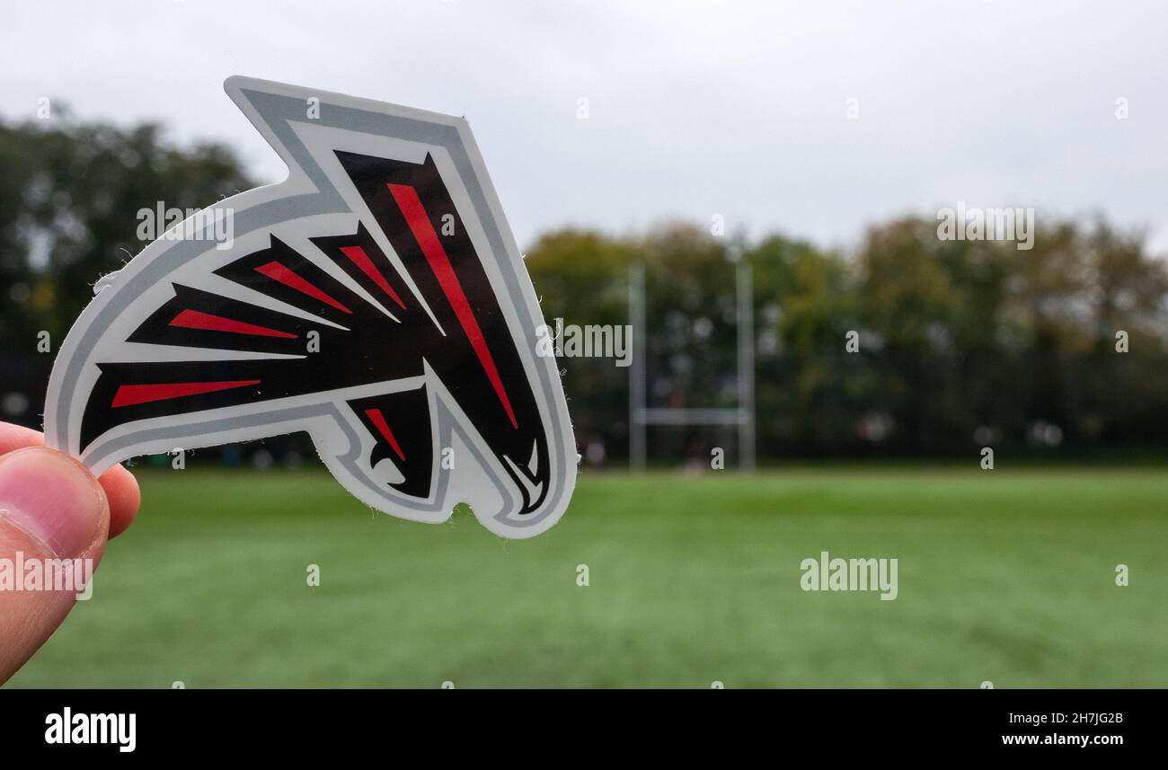 16 de septiembre de 2021, Atlanta, Georgia. Emblema de un equipo de fútbol americano profesional Atlanta Falcons con sede en Atlanta en el estadio deportivo. Foto de stock