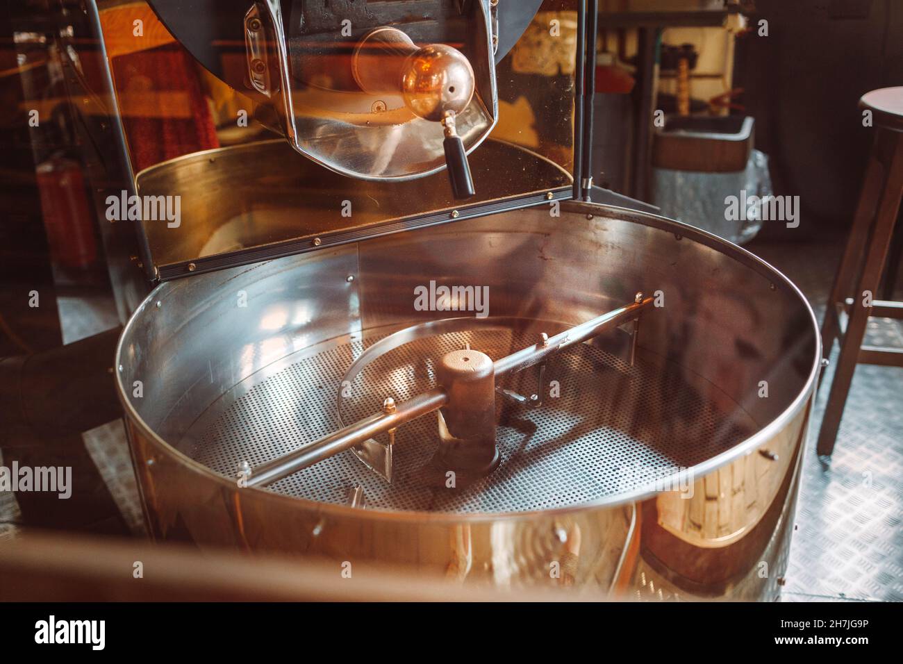 Máquinas profesionales con refrigerador tostado vacío con toro de bronce  para el movimiento de granos de café recién horneados de cerca en la  fábrica Fotografía de stock - Alamy