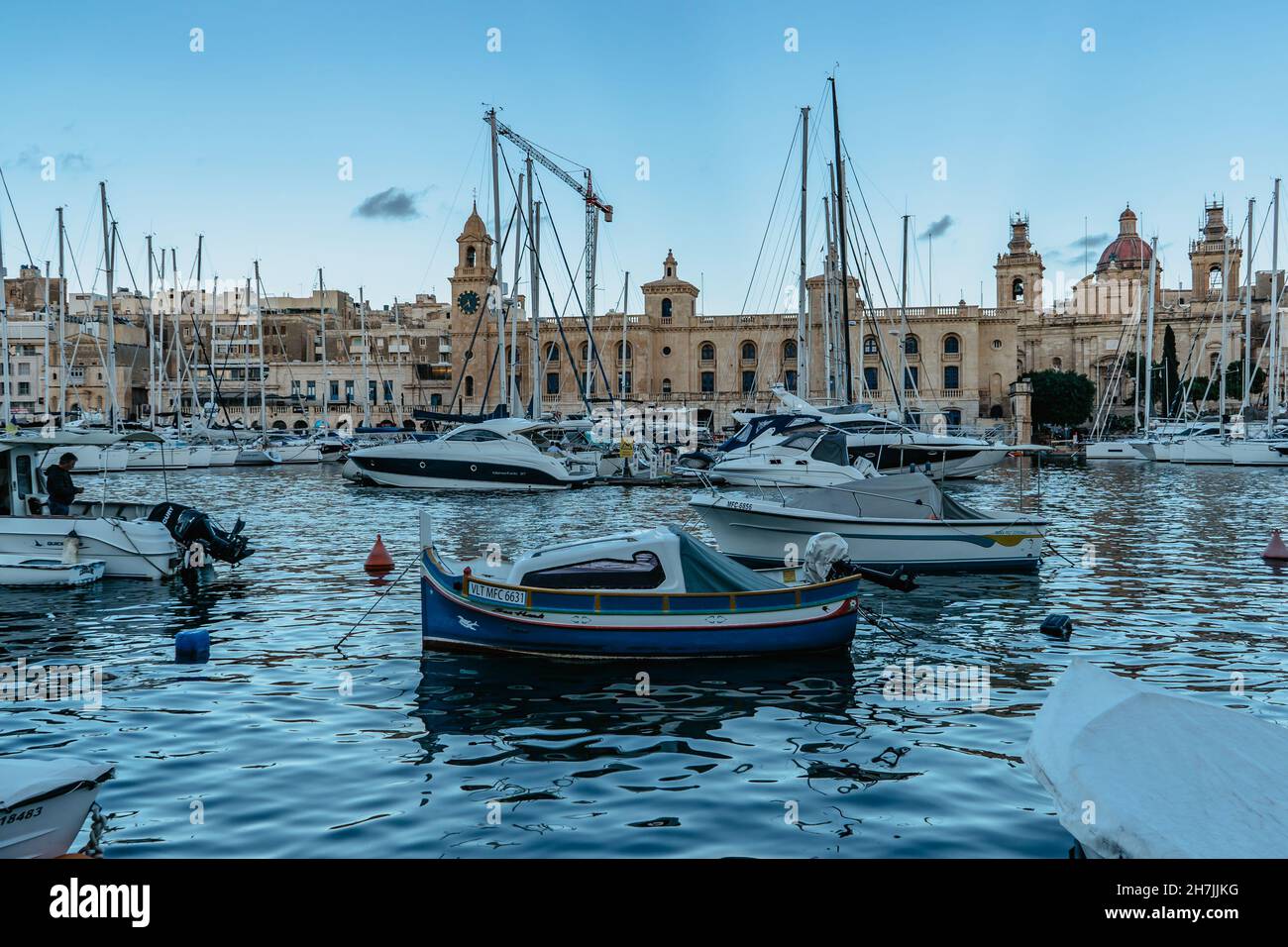Barcos de motor de lujo en Vittoriosa Yacht Marina en sunset.Holiday concepto de viaje de clase alta estilo de vida.Viaje en barco en Mediterranean.Vista de los barcos Foto de stock