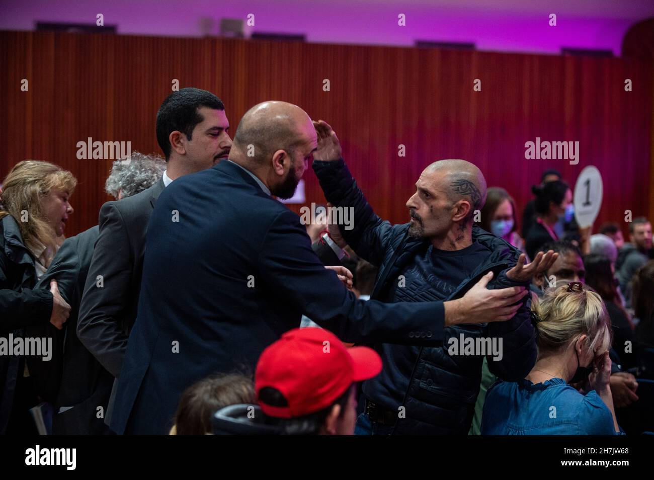 Londres, Reino Unido. 23 de noviembre de 2021. Los hecklers tratan de desbaratar al alcalde de Londres, Sadiq Khan, y a la Asamblea de Londres que enfrentan preguntas de los londinenses en el Centro de Congresos de Bloomsbury en el primer turno de preguntas en persona desde que comenzó la pandemia. Entre los hacklers que gritaban eslóganes anti-vax se encontraban Piers Corbyn. Crédito: Stephen Chung / Alamy Live News Foto de stock