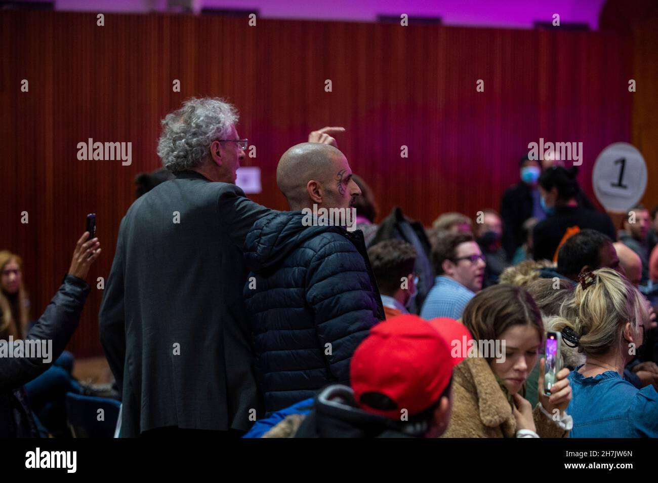 Londres, Reino Unido. 23 de noviembre de 2021. Los hecklers tratan de desbaratar al alcalde de Londres, Sadiq Khan, y a la Asamblea de Londres que enfrentan preguntas de los londinenses en el Centro de Congresos de Bloomsbury en el primer turno de preguntas en persona desde que comenzó la pandemia. Entre los hacklers que gritaban eslóganes anti-vax se encontraban Piers Corbyn (L). Crédito: Stephen Chung / Alamy Live News Foto de stock